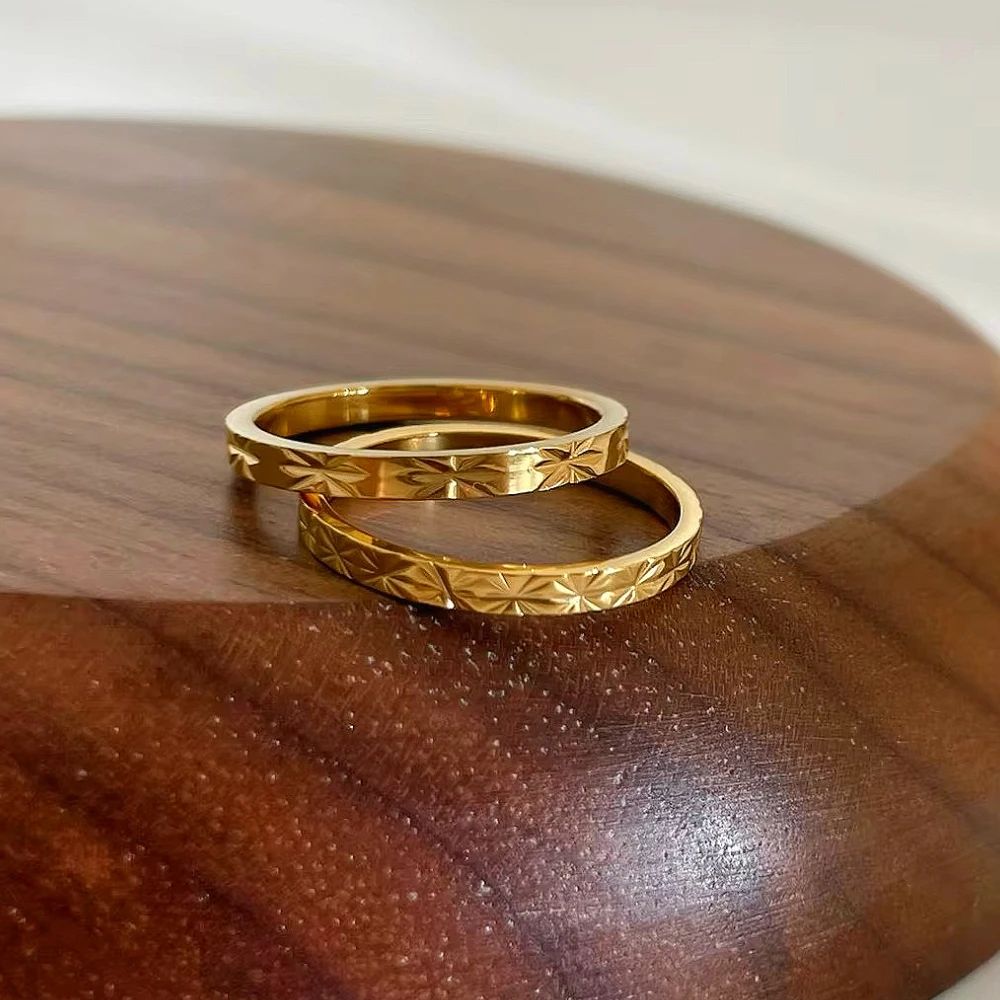 Anel Inox na Cor Ouro – Padrão Starburst T